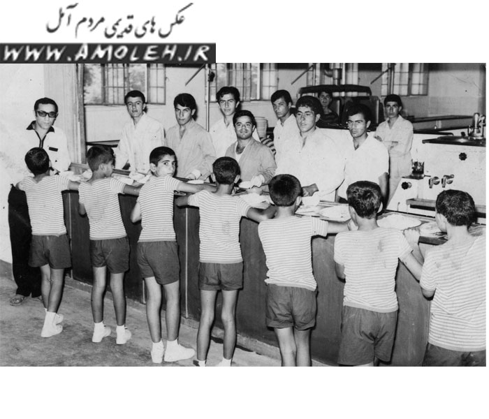 پذیرایی از فرزندان کارگران شرکت نفت در کمپ محمود آباد دهه ۴۰